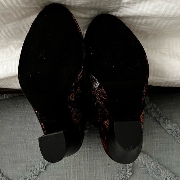 Beautiful floral bootie - Perfect for Fall/Winter - Picture 5 of 5